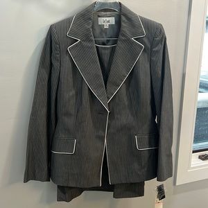 NWT Le Suit three piece gray and white pin stripe suit size 10